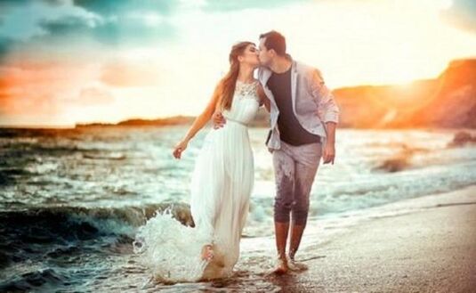 Frau und Mann verliebt sich in vergrößerten Penis.