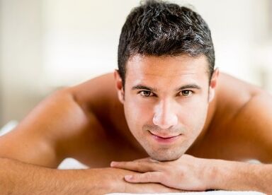 Ein Mann vergrößerte seinen Penis durch eine Massage