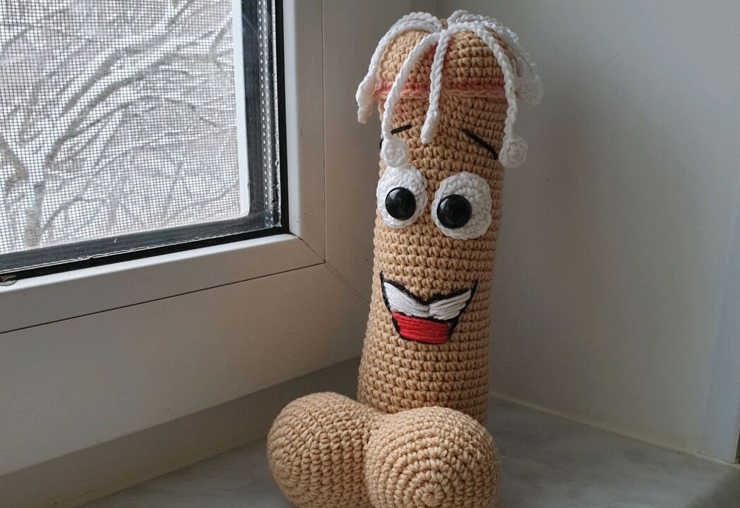 Gestricktes Spielzeug symbolisiert einen vergrößerten Penis